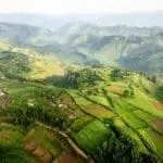 Vista aérea de las onduladas colinas de Uganda.