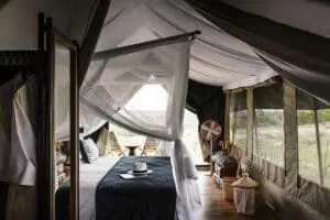 Interior de la tienda del campamento Kichakani Serengeti.