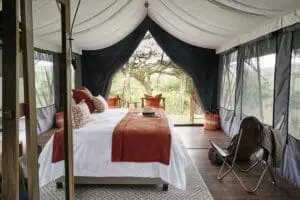 Interior de la tienda del Ngorongoro Crater Camp.