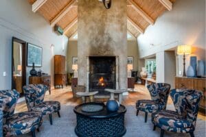 Maison Noir, salón y chimenea.