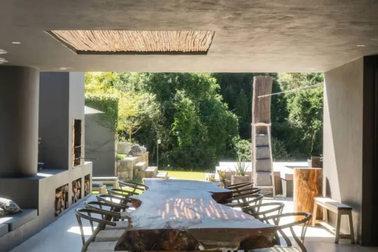 Maison dining.