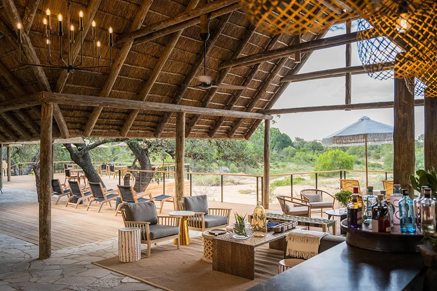 main-lodge-deck-and-seating-thornybush