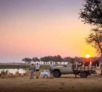 Puesta de sol tras un safari en el campamento Chiawa.