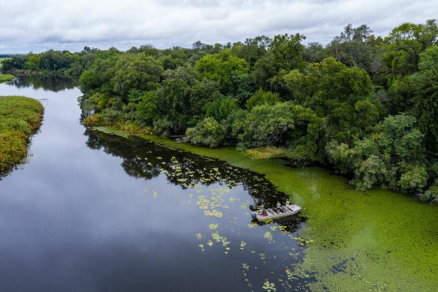 Pesca en el río del delta del Okavango.