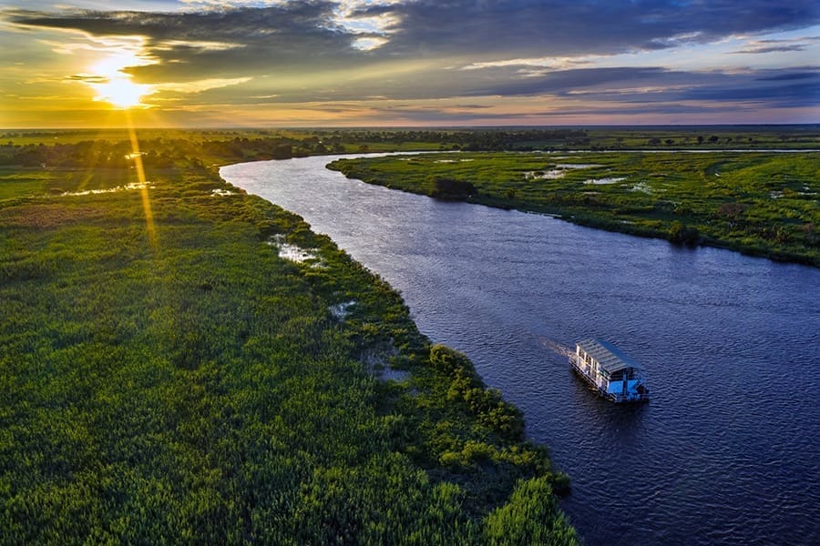 Crucero hacia la puesta de sol.