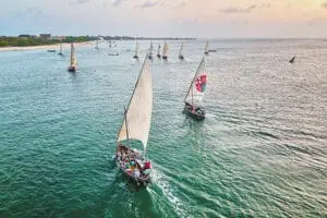 Navegue hacia el atardecer en un dhow tradicional.
