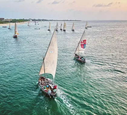 Navegue hacia el atardecer en un dhow tradicional.