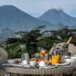 Desayuno con sensacionales vistas en el Sabyinyo Silverback Lodge.