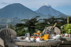 Desayuno con sensacionales vistas en el Sabyinyo Silverback Lodge.