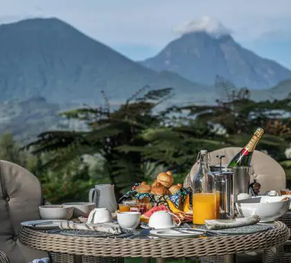 Desayuno con sensacionales vistas en el Sabyinyo Silverback Lodge.