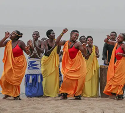 Animación a cargo de bailarines tradicionales en el Lake Kivu Serena Hotel.