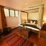 Interior de la cabaña Boma Entebbe.