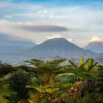 Explore el paisaje del Parque Nacional de los Volcanes.