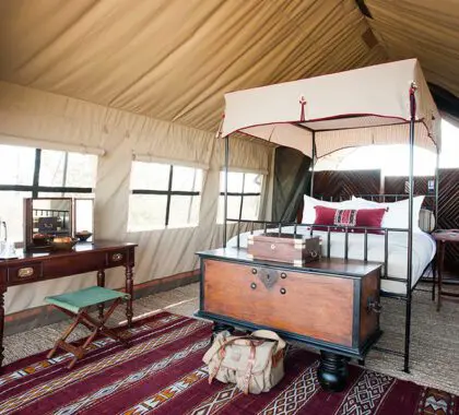 Tienda doble en el campamento Kalahari.