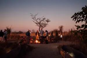Reunirse alrededor de la hoguera por la noche.