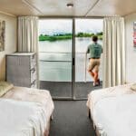 Dormitorio de la casa flotante Okavango Spirit.