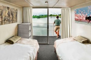 Dormitorio de la casa flotante Okavango Spirit.