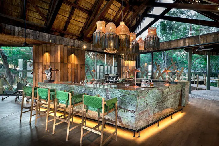 The bar at Lolebezi.