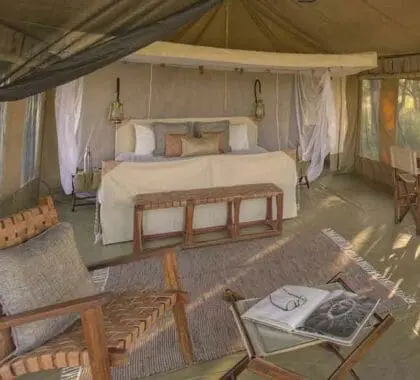 Interior de la tienda del campamento de Olakira.