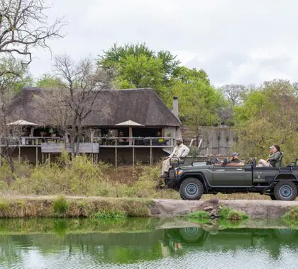 Charca a las afueras del Simbambili Game Lodge.