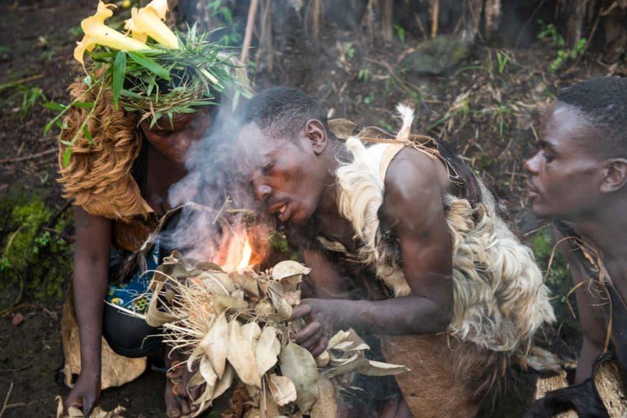 Hacer fuego con la antigua tribu Batwa, Ruanda | Go2Africa