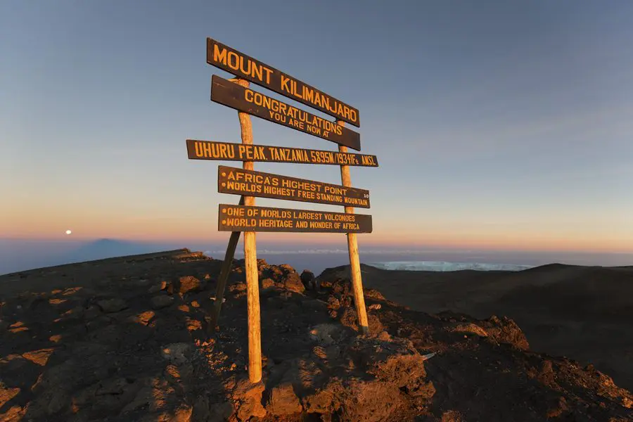El pico Uhuru es la cumbre más alta del monte Kilimanjaro en Tanzania | Go2Africa