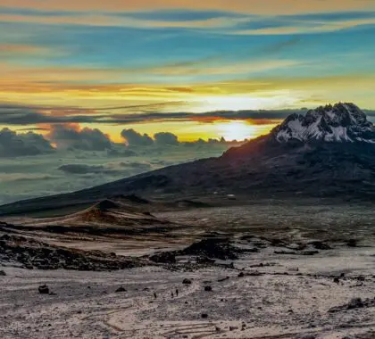 Amanecer en las laderas del monte Kilimanjaro en Tanzania | Go2Africa