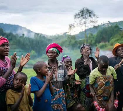 Vivir experiencias culturales de inmersión con la comunidad Batwa. 
