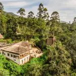 Una vista aérea del Bwindi Lodge, rodeado de un paisaje exuberante. 
