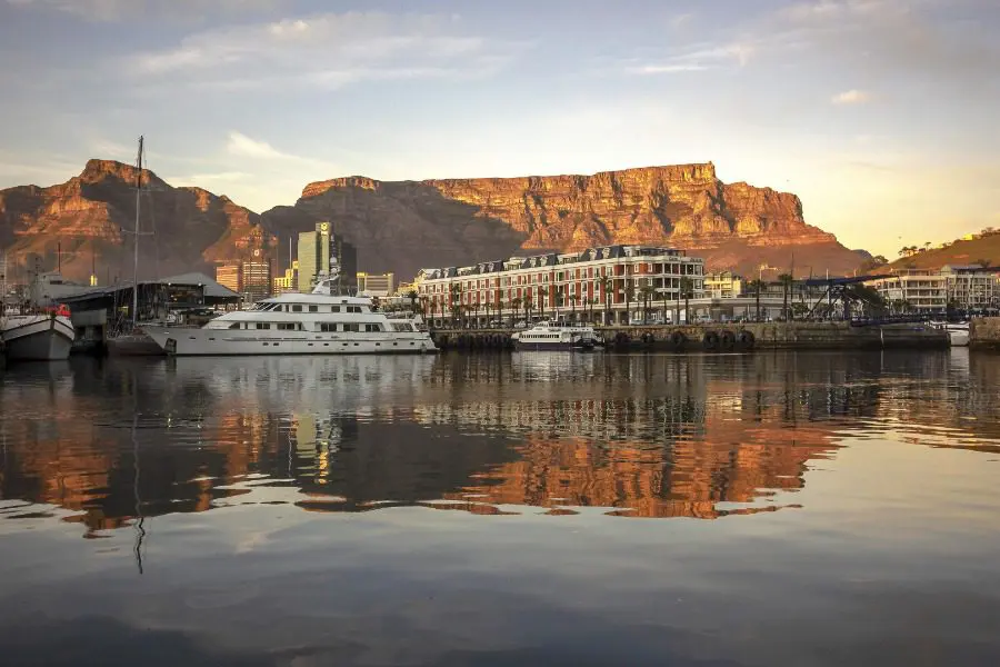 Vista de la Montaña de la Mesa desde el V&A Waterfront de Ciudad del Cabo (Sudáfrica).