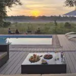 Dese un refrescante chapuzón en la piscina antes de contemplar una espectacular puesta de sol, envuelto en el lujo de un safari. 