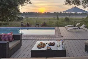 Dese un refrescante chapuzón en la piscina antes de contemplar una espectacular puesta de sol, envuelto en el lujo de un safari. 