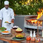 Disfrute de una deliciosa cocina de safari, elaborada con los ingredientes locales más frescos. 