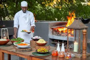 Disfrute de una deliciosa cocina de safari, elaborada con los ingredientes locales más frescos. 
