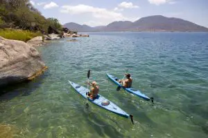 Navegar en kayak por las hermosas aguas del lago Malaui.