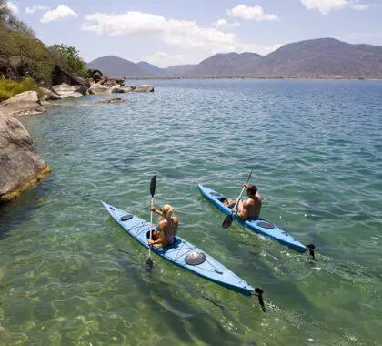 Navegar en kayak por las hermosas aguas del lago Malaui.