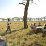 Desayuno en el bosque de árboles de la fiebre de las llanuras de Namiri.