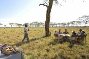 Desayuno en el bosque de árboles de la fiebre de las llanuras de Namiri.