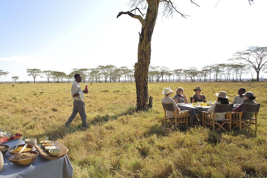 Desayuno en el bosque de árboles de la fiebre de las llanuras de Namiri.