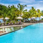 Relájese en la piscina.