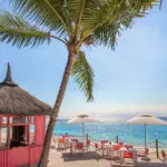 Tómate algo en la cafetería.