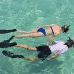 Disfrute de uno de los mejores lugares del mundo para practicar snorkel en aguas turquesas. 