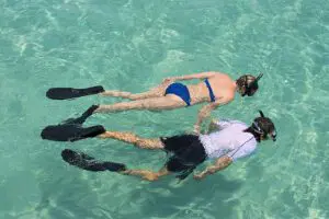 Disfrute de uno de los mejores lugares del mundo para practicar snorkel en aguas turquesas. 