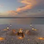 La esencia del romanticismo, una cena privada en la playa. 