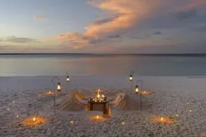 La esencia del romanticismo, una cena privada en la playa. 