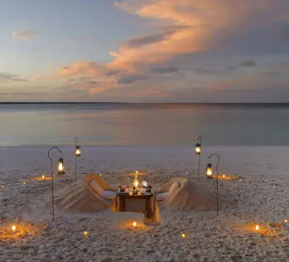 La esencia del romanticismo, una cena privada en la playa. 