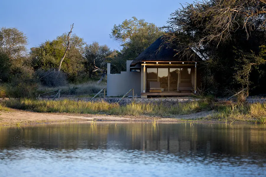 simbavati-waterside-accommodation-01-luxury-suite