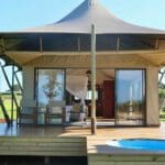 Suite con vistas al lago y piscina de inmersión.