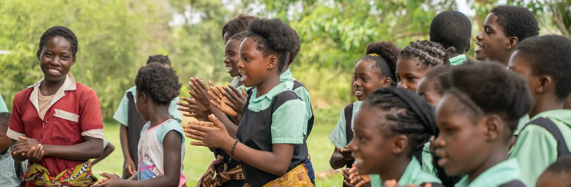 Los niños de la Escuela Primaria Muanga aplauden divirtiéndose