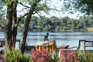 Mímese con un masaje a orillas del río Zambeze.